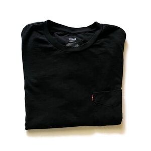Levis black classic pocket t-shirt size medium